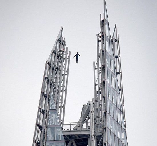 迪纳摩凭借“神秘法术”成功使自己悬浮在了伦敦著名的“碎片大厦”高达309米的顶端。（图片来源：英国媒体）