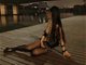 郑州CBD的女子夜间裸照引围观 全身被五花大绑(组图)