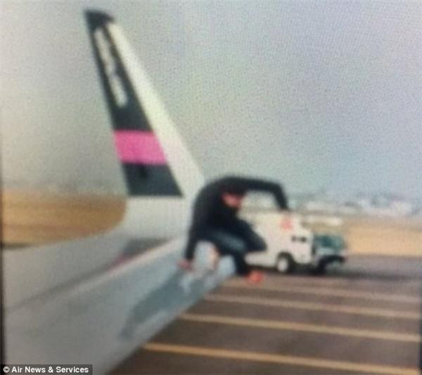 乘客大喊飞机上有炸弹 打开舱门从机翼跳下