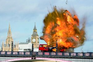 成龙新片7日在英国拍摄，一幕爆炸场景摄制于英国议会大厦不远的一座大桥上，火光冲天。