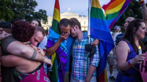 LGBTQ（女同志、男同志、双性恋、跨性别人士、酷儿的字首缩写）团体在白宫外举行烛光晚会悼念奥兰多枪击案的死难者。（图片来源：英国广播公司网站）