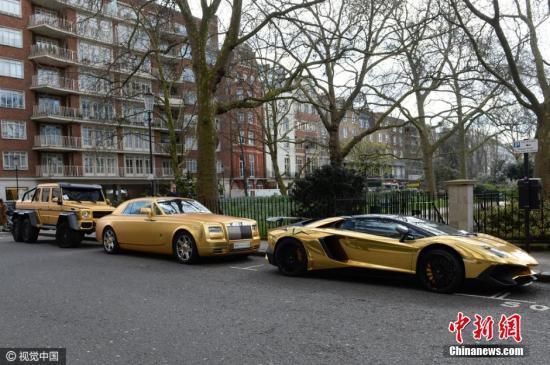 沙特亿万富翁将自己价值千万的豪车运往英国伦敦，只是为了在度假期间方便出行，顺便炫耀自己的豪车。视觉中国 
