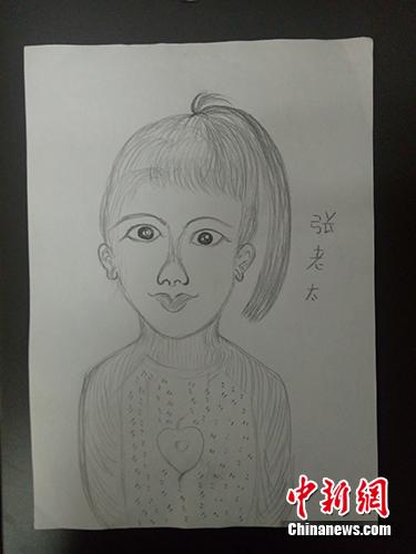 “张老太”为同行记者所画的肖像。马俊玮 摄