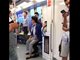 实拍南京地铁上小伙不肯让座 大妈一屁股坐他腿上视频