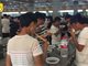 河南睢县高级中学食堂板凳全部撤掉 学生站着吃饭