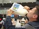 郑州男子带牛奶澳大利亚机场被拦 一口闷完2升半