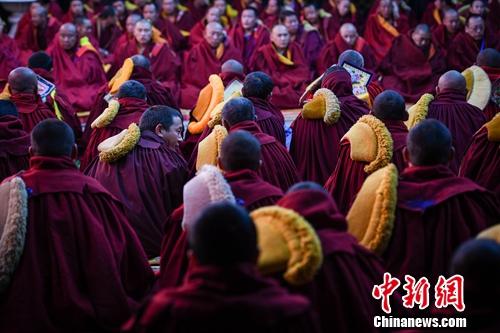 数百名藏传佛教僧众见证了这场答辩仪式。何蓬磊 摄