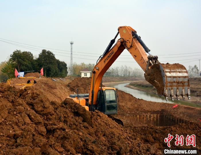 水利部门在全椒新龙河开挖应急取水口，将长江水送往滁州三水厂。(沈果供图)
