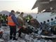哈萨克斯坦载百人客机坠毁 至少14人