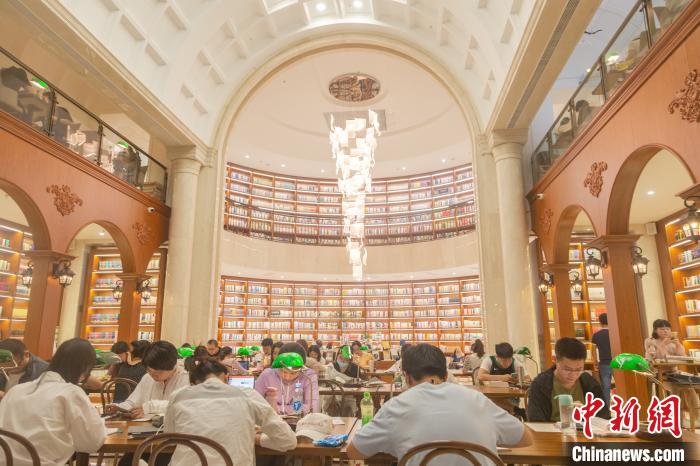 在江西省南昌市高新区图书馆中心阅读大厅内，广大市民正在阅读学习。　刘力鑫 摄