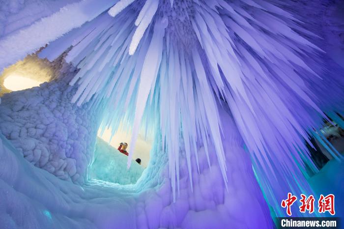 在山西省忻州市宁武县海拔2800米的管涔山上，万年冰洞吸引着不少游客到访。　曹建国 摄