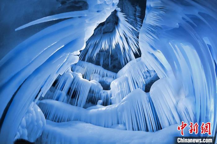 冰洞形成于新生代第四冰川期，距今已有300万年的历史。　曹建国 摄