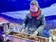 鹤岗文旅局长在哈尔滨做烤串 免费发放3万多串